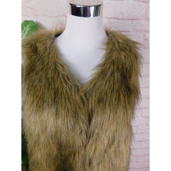 Faux Fur Vest Medium - Boho Chic with Hook & Eye Closure, Warm Layering - Picture 2 of 11